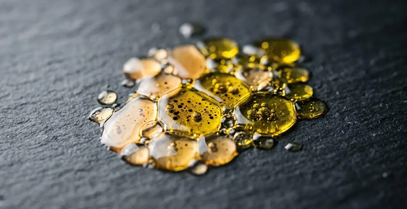 Composition macro des gouttelettes d'huile et de vinaigre illustrant l'incompatibilité chimique avec le vin