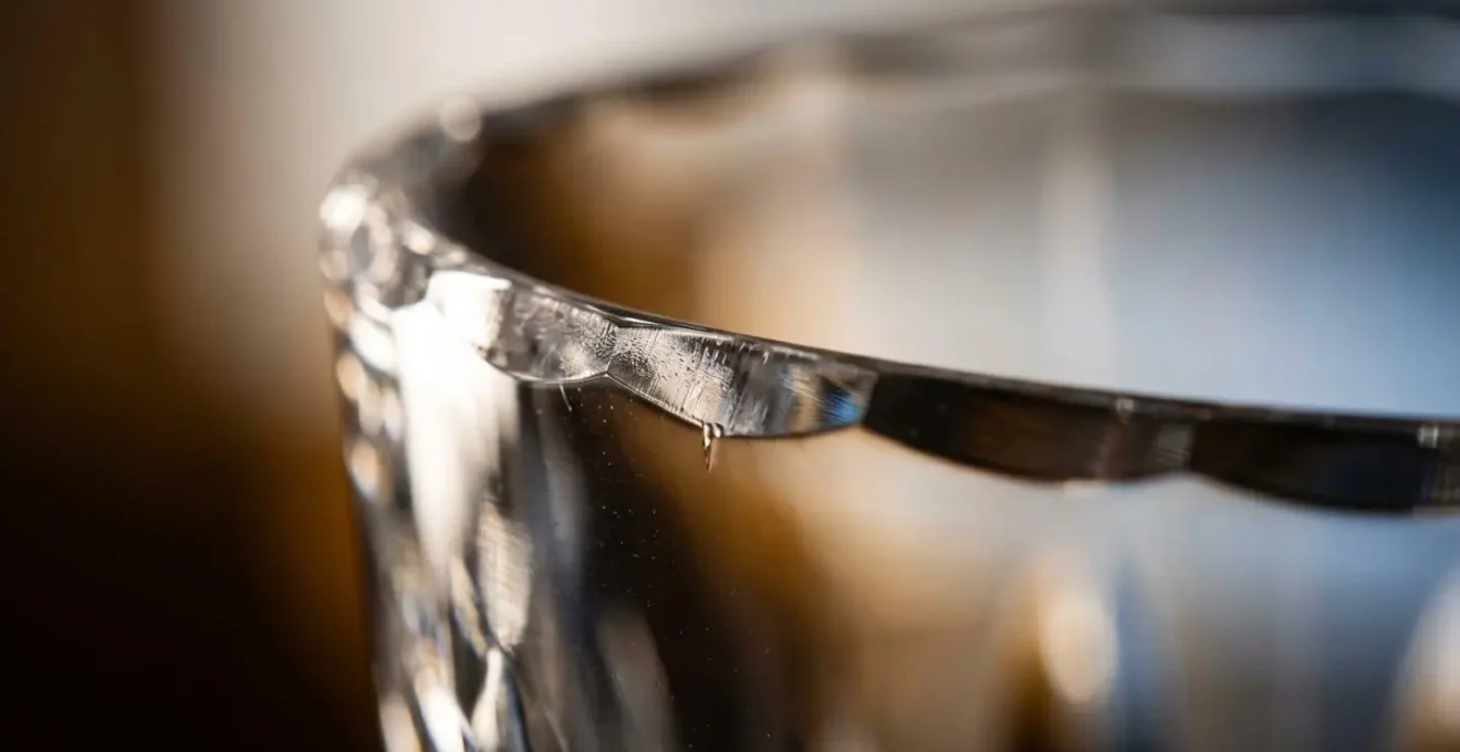 Vue macro du bord finement travaillé d'un verre en cristallin avec finition coupée à froid
