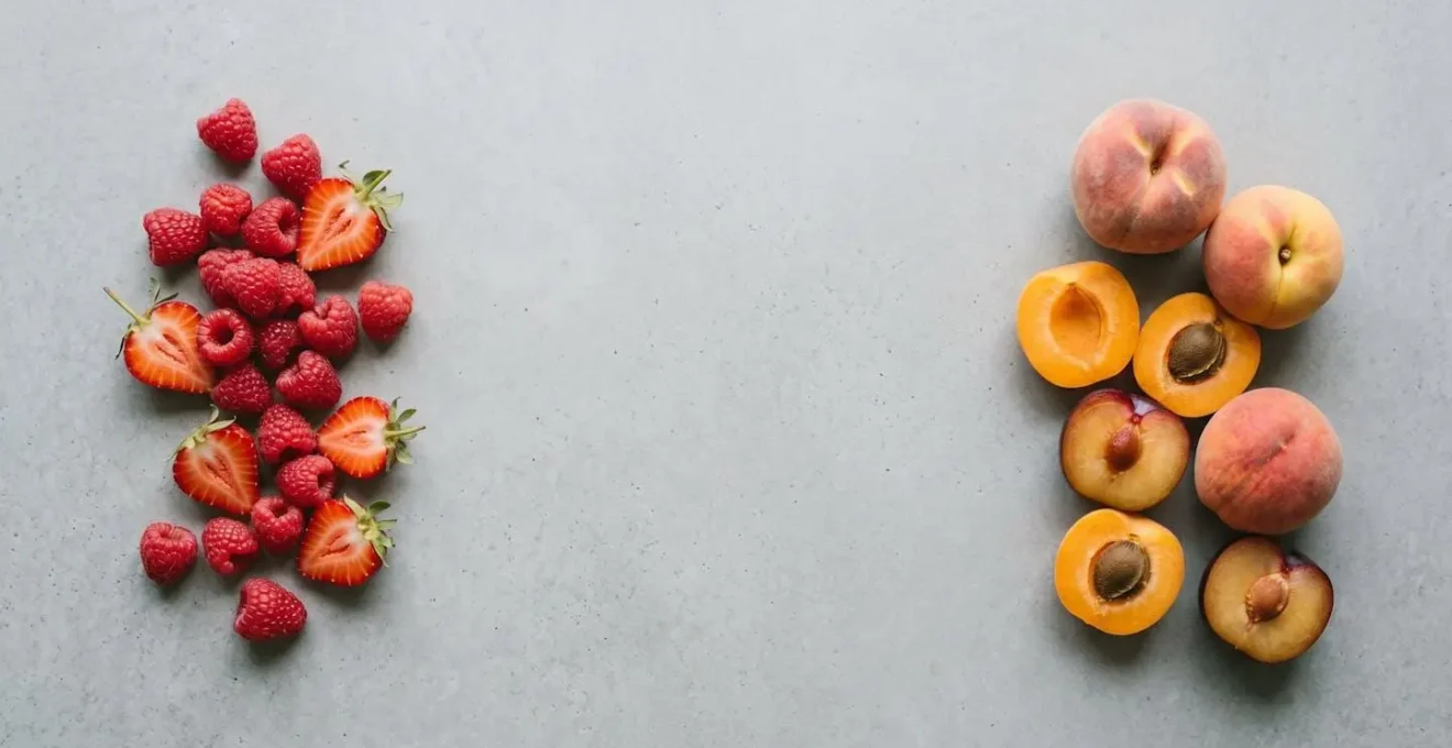 Vue rapprochée de fruits rouges et fruits à pépins révélant leurs différences structurelles