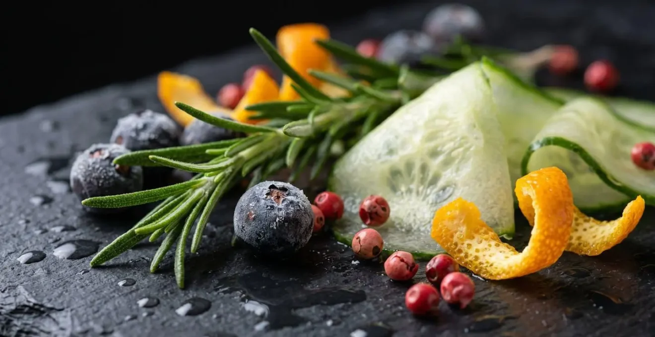 Arrangement de botaniques fraîches et d'agrumes pour garnir un cocktail gin artisanal