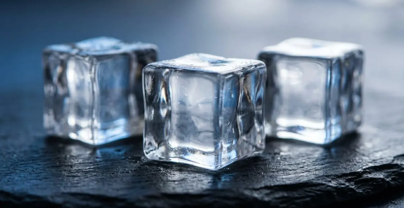 Glaçons parfaitement transparents comme du cristal montrant la pureté obtenue par congélation directionnelle
