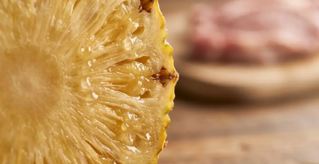 Morceaux d'ananas frais et enzymes naturelles pour attendrir la viande