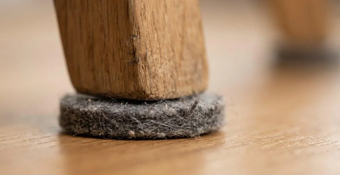 Gros plan macro sur un patin de chaise montrant la texture et les détails du matériau