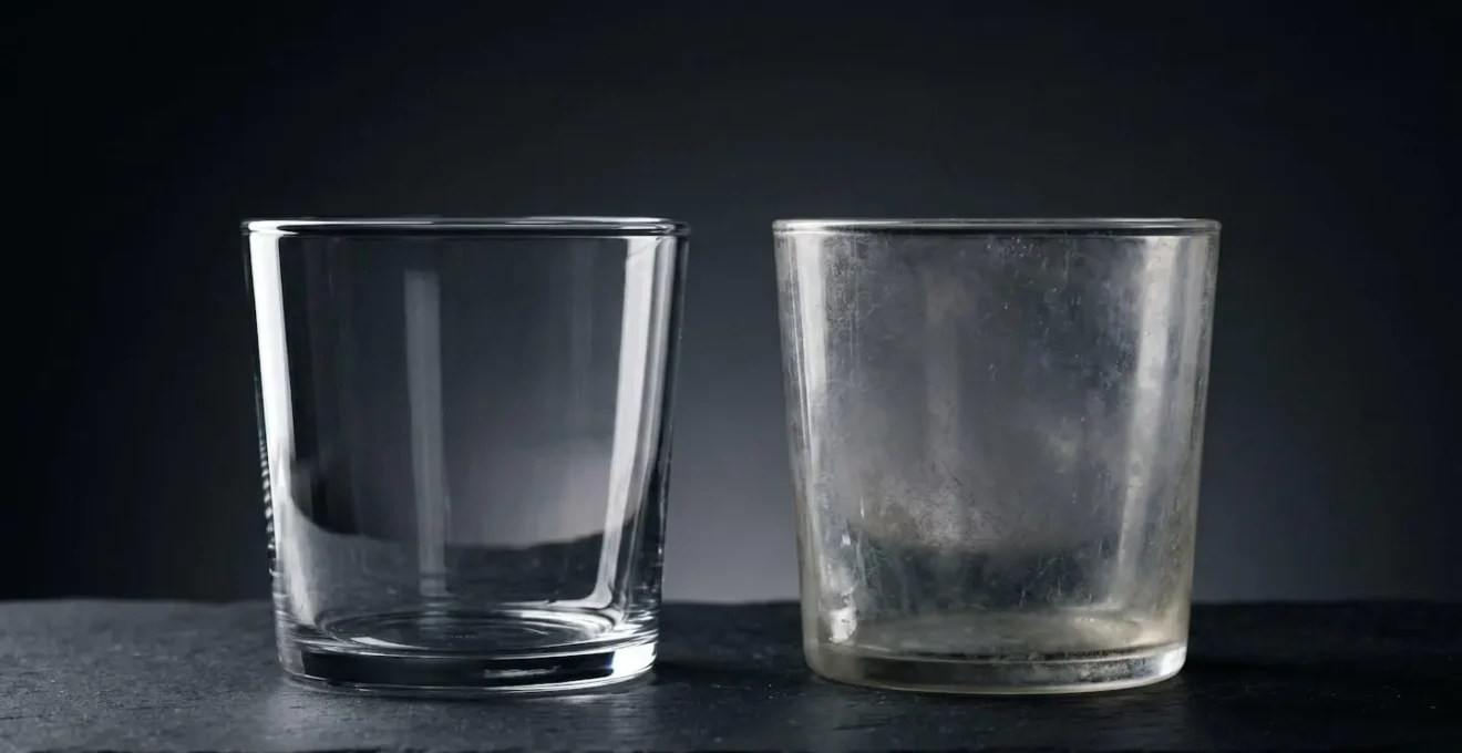 Comparaison visuelle entre un verre neuf transparent et un verre ancien montrant des traces de corrosion blanchâtre